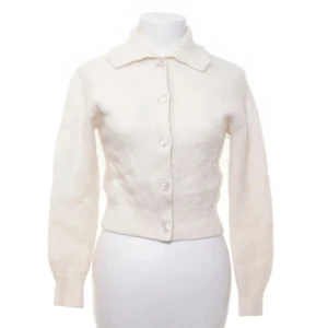 Other stories kofta  - Vit kofta från Other stories. Storlek xs-s. Fint skick dock lite nopprig då det är en kvalitet som blir lite så. 