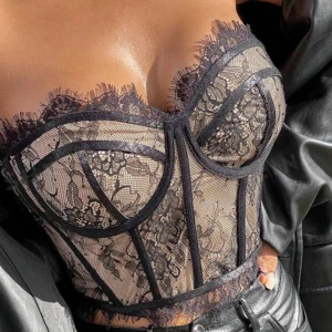 Spets korsett - Svart korsett i spets. Helt oanvänd i storlek S men funkar även till XS💕