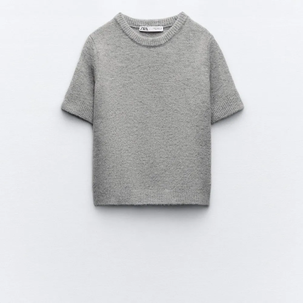 Superfin tröja från zara men kommer tyvärr inte till användning, är som ny💕 liten i storleken, har vanligen S/M . Tröjor & Koftor.
