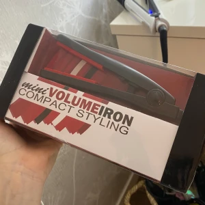 Volume iron - Denna mini krustång är det perfekta redskapet för att ge håret extra volym och ett lyft från hårbotten. Oanvänd, obruten förpackning☺️Ordinarie pris: 199kr