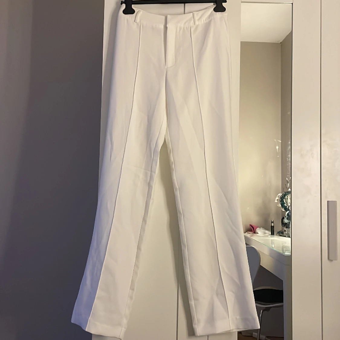 Vita midwaisted kostymbyxor