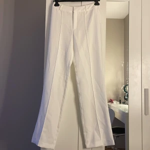 Vita midwaisted kostymbyxor  - Säljer dessa superfina helt nya oanvända kostymbyxor från madlady, då dom är för stora. Nytt pris ca 700kr mitt pris: 270kr. Hör gärna av dig vid eventuella frågor. 