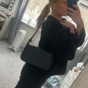 Handväska från Gina  - Använd vid ett tillfälle och exakt som ny! Kan självklart fixa fler bilder vid intresse, materialet är lite skinn🥰
