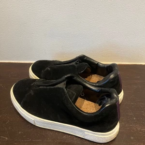Eytys Doja  - Säljer mina fina eytys i strl 42, har ej använt dom mycket alls så de är nästan i nyskick! Nypris: 2000kr