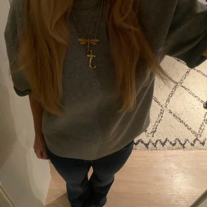 Grå kort ärmad tröja - Säljer den här söta kort ärmade tröjan från zara, den är oanvänd och har prislapp kvar💕💕 