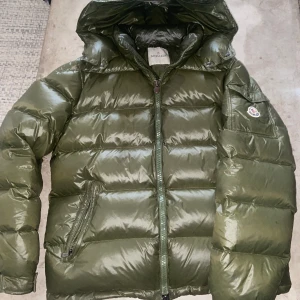 Moncler Maya Olivgrön Jacka - Säljer då den inte kommer till användning längre. Pris kan diskuteras vid snabb affär. Skick- 9/10 Kom DM för fler bilder och frågor!😃