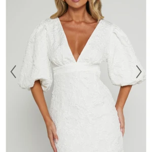 Student klänning - Säljer min Showpo klänning i storlek 36 med prislappen kvar och aldrig använd. Du slipper vänta på den i 2v😁. Jag missade returtiden och därför tänka mig att sälja den för ett bra pris. Med frakt och tull inräknat kostade den runt 1250 svenska kr. 