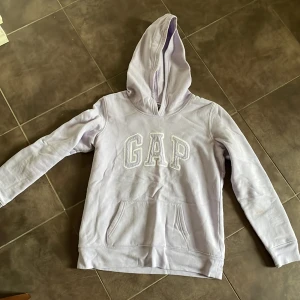 Gap hoodie  - Lila gap hoodie 💜 strl XS Knappt använd
