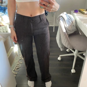 Bruna kostymbyxor - Fint skick, endast använda 2 gånger. Inte riktigt min stil längre. 