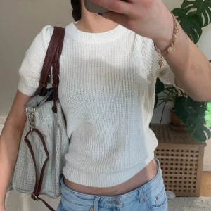 Stickad t-shirt - Stickad t-shirt Knappt använd och i ett superbra skick!🌸