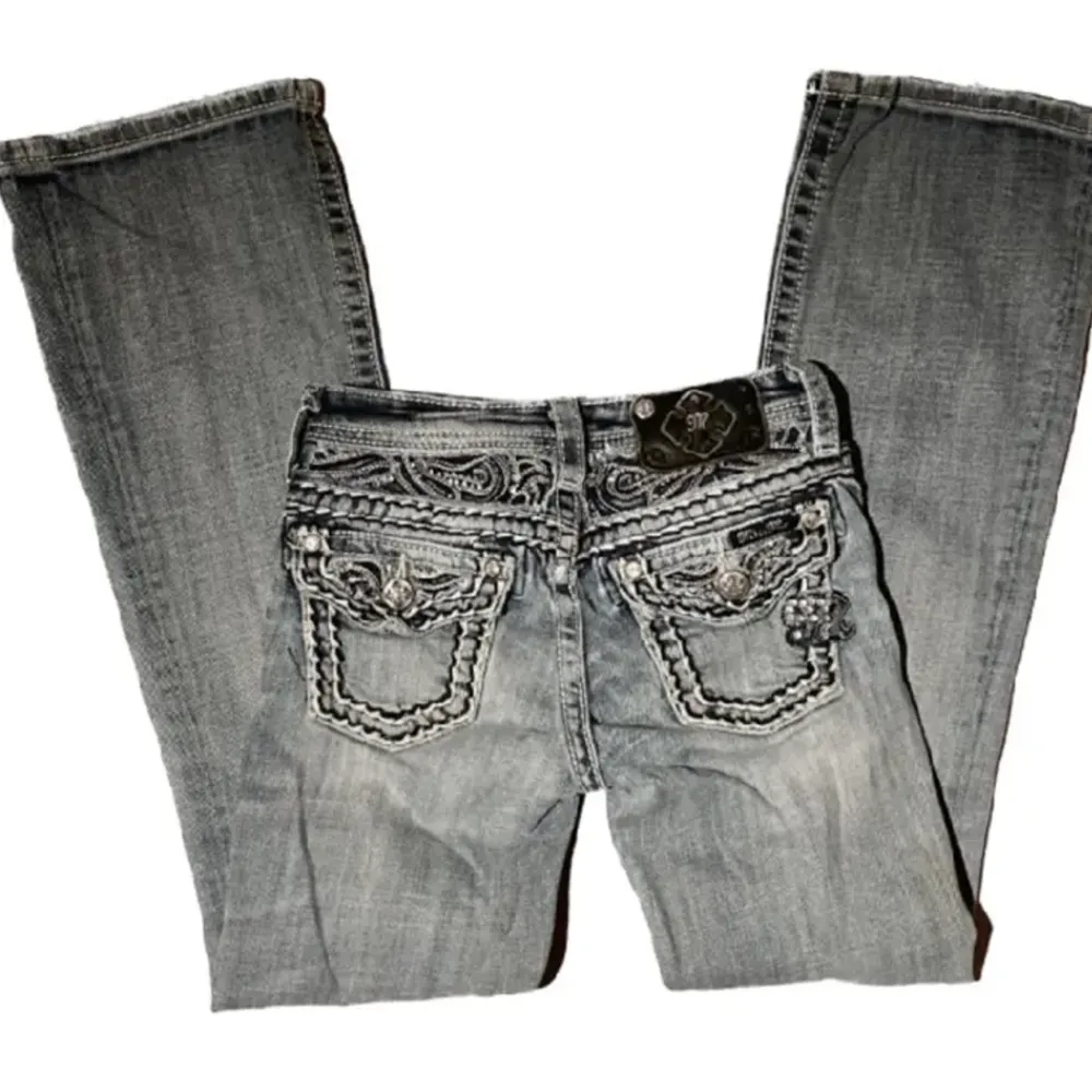 Fina lågmidjade bootcut miss me jeans köpta här från plick men var tyvärr för små för mig🙏. Jeans & Byxor.