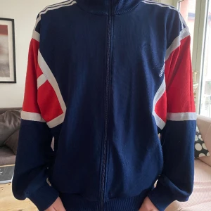 Adidas tracktop - Riktigt fet 90/00tals adidas tracktop. Knappt använd. Följ din storlek.