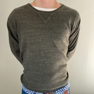 Ralph lauren tröja  - Riktigt fet Ralph lauren crawneck i mycket bra skick! Inga defekter eller skador och tröjan är somsagt i nyskick! Nypris: runt 1800kr Vårt pris: 400kr Skriv vid minsta fundering !