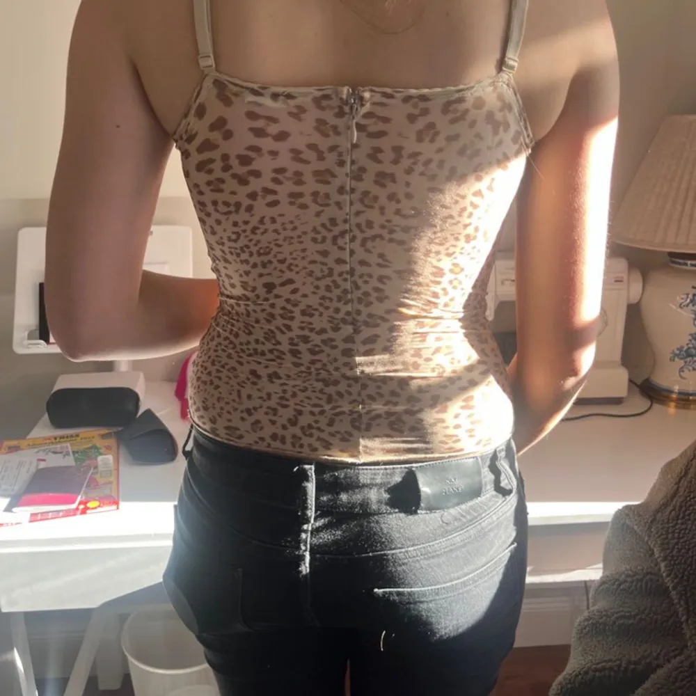 Vintage leopard intimissimi korsett, måste tyvärr sälja för att kupan är för stor på mig❤️  Är väldigt stretchig och passar nästan allt ifrån XS-M. Kupan är cirka B/C. Toppar.