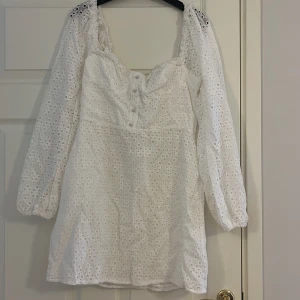 Vit klänning  - Vit klänning från boohoo  Endast testad med prislapp kvar! Kom aldrig till användning därav säljer jag!