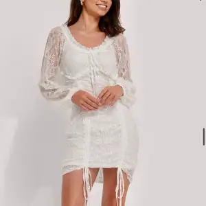Säljer denna supersnygga vita spets klänningen från NAKD som inte går att få tag på längre. Aldrig använd så helt i nyskick och passar perfekt till studenten💗Går även att ha offshoulder💗 Skriv för egna bilder
