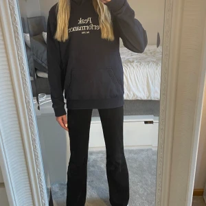 Mörkblå Peak performance tröja - Jag säljer en mörk blå Peak performance  tröja, bra skick nästan aldrig använd. Storlek 160. Inga fläckar vad jag sätt.