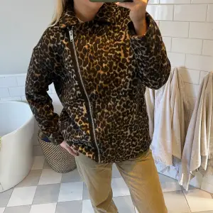 Intressekoll på min leopard jacka! 