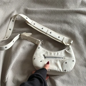 Axelremsväska - Vit axelremsväska sväska från H&M