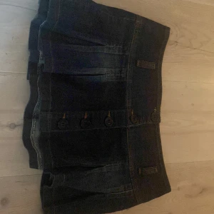 Jeans kjol - Jätte fin jeans kjol som jag köpte secondhand men som tyvärr va för stor. Möts gärna upp. Skriv till mig gärna innan du köper