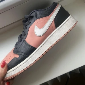 Nike air jordan 1 low - Rosa/svarta nike air jordan 1 quartz low i storlek 39. Sparsamt använda