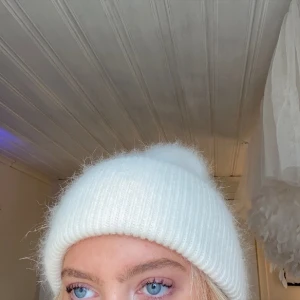 Vit mössa  - Hur skön och fin som helst, få kvar i lager!!!