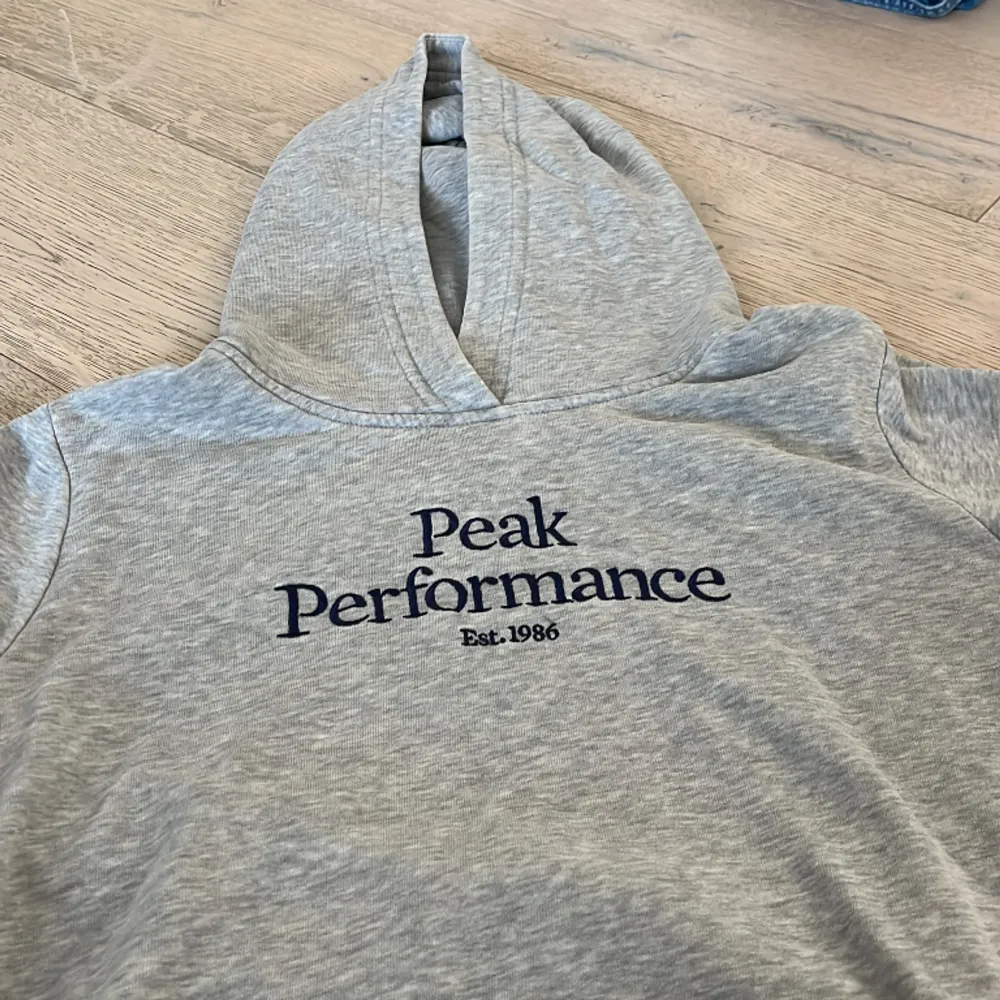Säljer fin peakperformwnce hoodie, super skön och bra skick💘. Tröjor & Koftor.