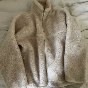 Arket teddyjacka - Arket Teddy jacka i storlek S men jag använder den och har i vanliga fall M 