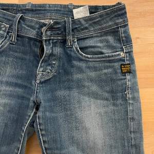 Snygga lågmidjade G star jeans som tyvärr inte passar mig längre, midjemått tvärs över 35 cm och innerben 73 cm (har sytt d lite vid benen som man kan se på andra bilden men det syns inte när man har på sig dom)💘