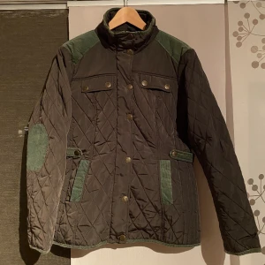 Quiltad jacka Cassels - Snygg grön/brun quiltad jacka från Cassels. Passar perfekt som vår/höstjacka!!🍂🍁🍃 Jackan är i bra skick men säljs pga att den inte används längre!