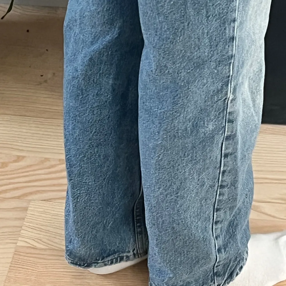 Jättefina jeans från Gina Tricot. Jeansen är lågmidjade och i en fin ljusblå färg. De är långa på mig som är ca 160 cm och är i storlek 32💙 Hör av dig vid frågor! . Jeans & Byxor.