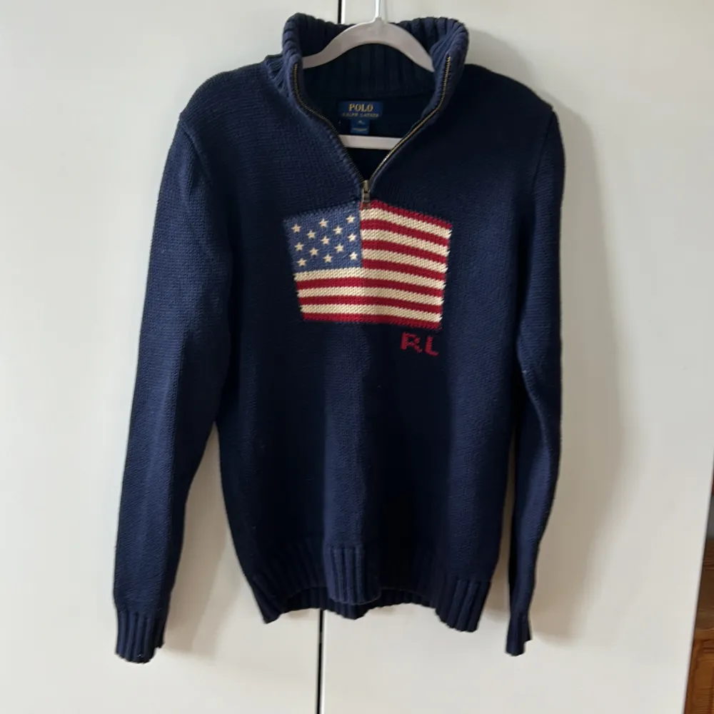 Snygg Ralph lauren half zip tröja. Färgen mörk blå i storlek 18-20 år (XL ungdom) Motsvarar herr S. Hoodies.