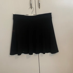 Svart kjol - Från divided hm. Storlek m bra sick