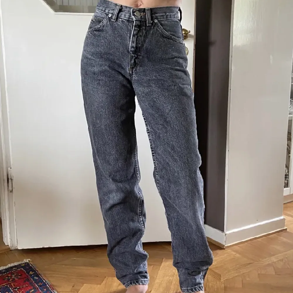 (bild 1&2 lånade) otroligt snygga grå jeans i rak passform från lee! jättefint skick! säljer för att de tyvärr blivit för små⭐️ midja ca 70 cm och innerbenslängd 83 cm. Jeans & Byxor.