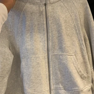 Lululemon - Säljer min hoodie från lululemon i storlek M\L men den passar även om man vanligtvis har s ( jag har vanligtvis mellan s och m). Inköpt på lululemon i Stockholm. Ordinarie pris 1380kr. Mitt pris 800kr.