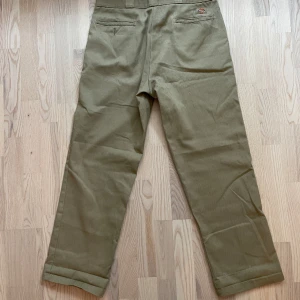 Dickies - Dickies, lite slitna pga skate men går att klippa av eller sy upp. Bra pris! Storlek 36/32