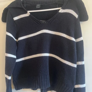 Stickad tröja - Super fin randig stickad tröja i storlek xs passar även S, köpt på Lindex, pris 120 kr