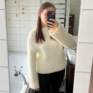 Stickad tröja  - Säljer min fina stickade tröja från Bershka 😊 använd 2 gånger och säljer för jag har för mycket kläder helt enkelt 🤗