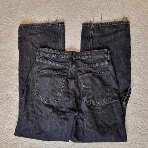 Säljer mina svarta jeans från Gina tricot i storlek 40!🥰 Supersnygga och har bra passform! 