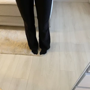 Kostymbyxor - Säljer ett par superfina kostymbyxor från ginatricot! Säljer för att de inte passar längre. Skriv för fler bilder!