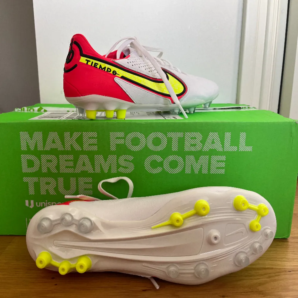 Nike tiempo fotbollsskor helt oanvända! Köptes i fel storlek. Köparen står för frakten💛. Skor.