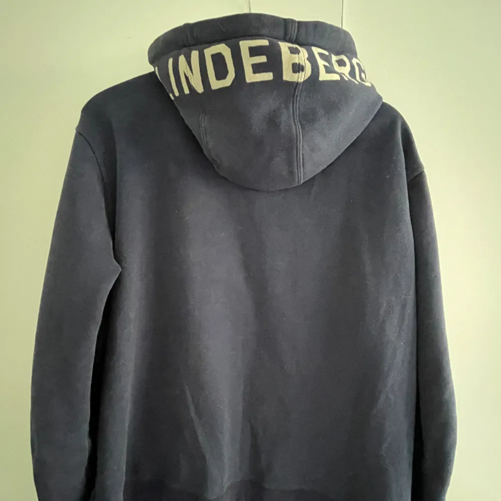 Säljer denna J Lindeberg hoodien, vid intresse hör gärna av er!. Hoodies.