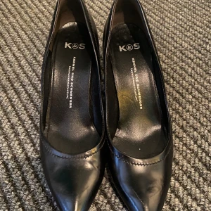 Klackskor  - Ett par klackskor i äkta läder och handgjorda från Kennel und Schmenger i storlek 38 i mycket bra sick 