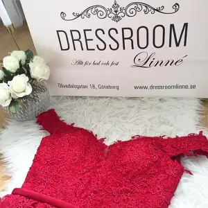 Säljer min jätte fina röda  klänning från Dressroom Linné. Använd en gång. Köptes för 4500kr, säljer för 1500kr. Storlek 32/34. Finns i Jönköping, kan även fraktas.