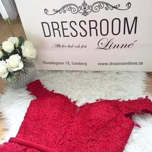 Balklänning - Säljer min jätte fina röda  klänning från Dressroom Linné. Använd en gång. Köptes för 4500kr, säljer för 1500kr. Storlek 32/34. Finns i Jönköping, kan även fraktas.