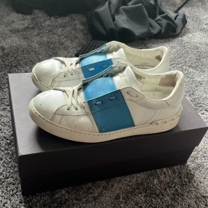 Valentino open - Säljer valentino open i en hyfsat sällsynt ljusblå färg. Skick 7/10.  Skorna är i storlek 40 men passar större. Box, dustbag och extra snören fås med.