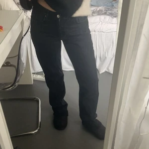 Jeans - ”Low straight” jeans från bikbok i så fint skick! Säljer då de tyvärr blivit förstora för mig… nypris är 699kr men jag säljer för 200kr, pris kan dock diskuteras!