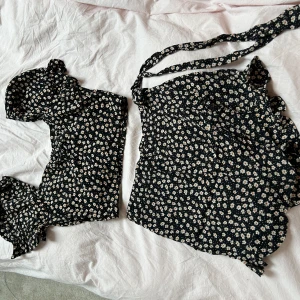 Somrigt set  - Strl 40 i båda delar, skulle säga 36/38 Kjolen är en byx-kjol