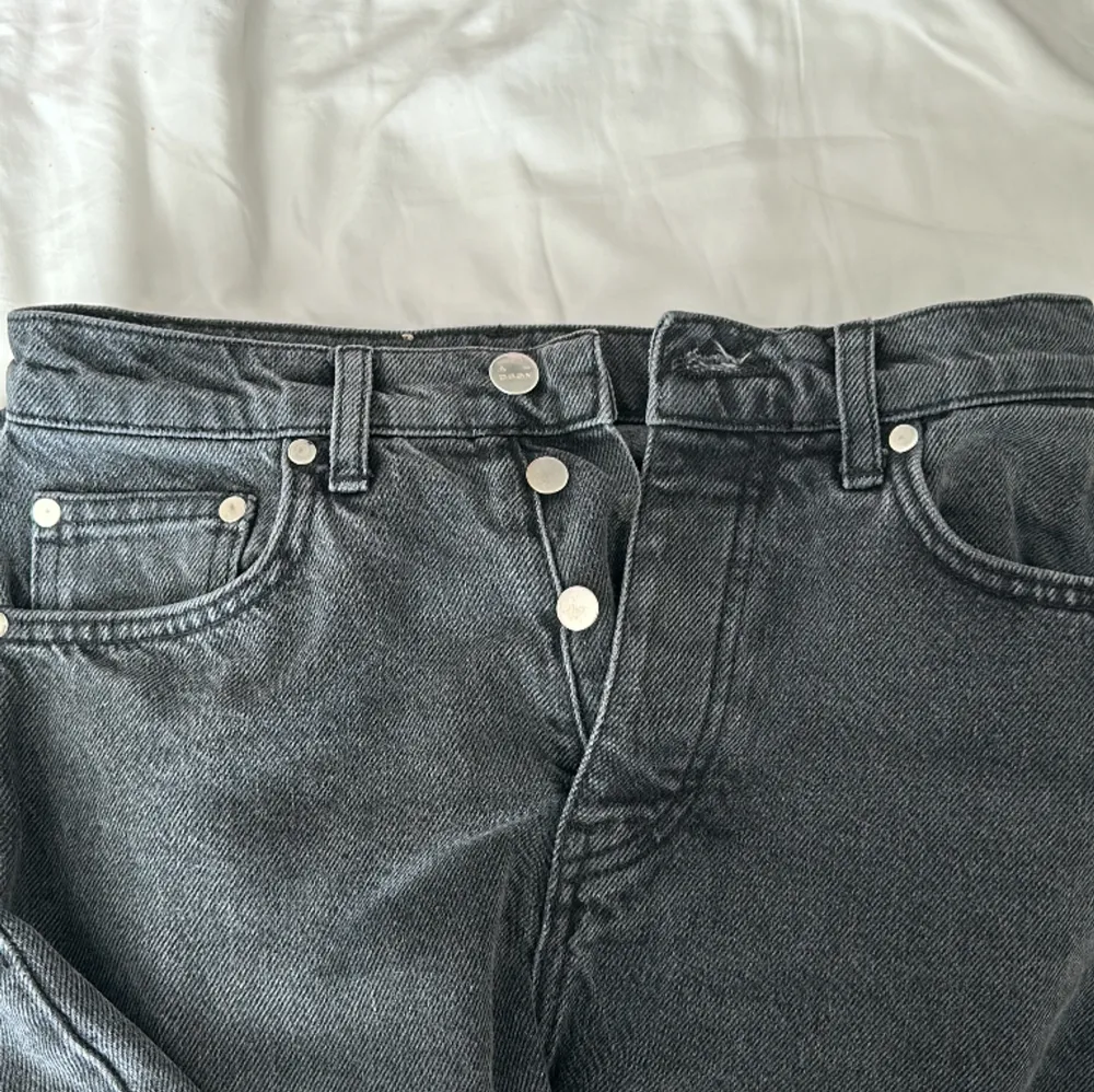 Snygga raka mörkgråa jeans med medelhög midja från A-dsgn. Säljer pga att de är för små för mig nu. Är 162,5 och de är bra längd på mig.. Jeans & Byxor.