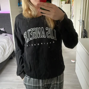 Los angeles Tröja  - Från Shein, men bra kvalite. Inga defekter och fin tröja. 